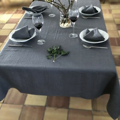 Dækket bord med grå hørdug og hørservietter fra ecoinvent