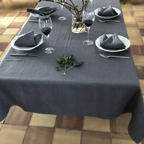 Dækket bord med grå hørdug og hørservietter fra ecoinvent