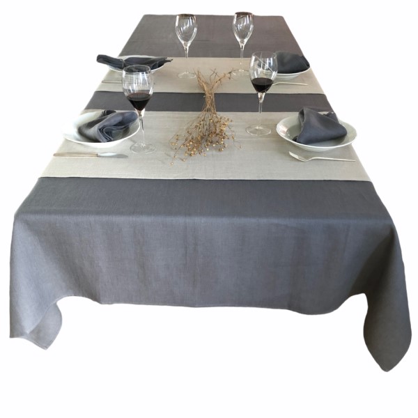Dækket bord med grå hørdug, naturfarvet hørbordløbere på tværs af bordet og grå hørservietter fra ecoinvent